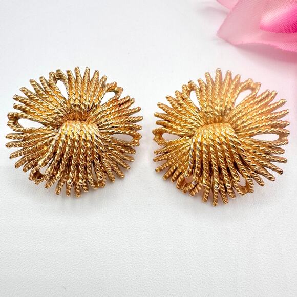 Vintage Monet Cordelia Earrings Gold Tone Pierced Signed Runway Chic Ornate Luxe - Picture 1 of 12